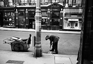 Cartier Gallery: Scenes on Bond Street, central London. October 1947