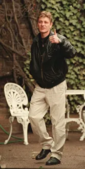 Sean Bean Actor at his Totteridge Home in Shillingford gives the thumbs up Sean Bean Actor at his Totteridge Home in Shillingford gives the thumbs up