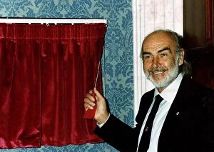 Images Dated 12th June 1991: Sean Connery unveiling plaque with beard