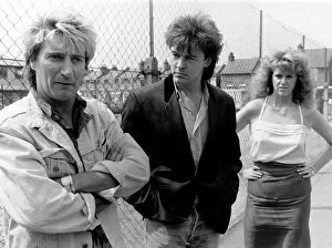 Images Dated 20th June 1986: Anyone seen Elton? Puzzled... Rod Stewart and Paul Young with their bodyguard