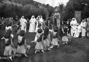 The sheaf of Plenty is received by the Arch Druid Wil Ifan. August 1949 P005525 The sheaf of Plenty is received by the Arch Druid Wil Ifan. August 1949 P005525