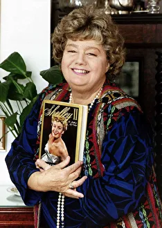 Images Dated 29th September 1989: Shelly Winters American Actress authoress photo in her new york apartment - September