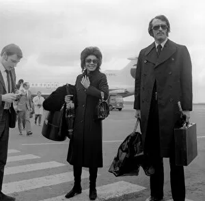 Images Dated 30th April 1971: Shirley Bassey arriving at Newcastle Airport on 30th April 1971