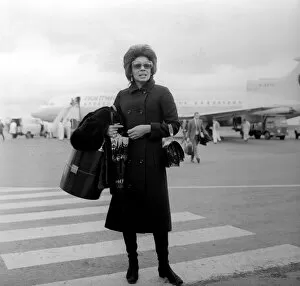 Images Dated 30th April 1971: Shirley Bassey arriving at Newcastle Airport on 30th April 1971