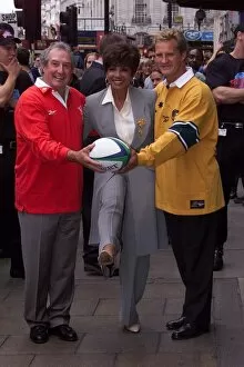 Images Dated 8th September 1999: Shirley Bassey launches ITV rugby world cup September 1999 with rugby legends Gareth