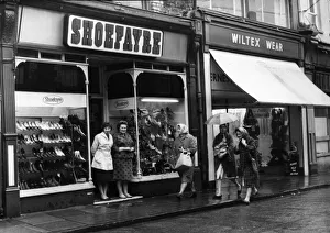 Shoppers brave the rain in Hannah Street, Porth November 1964 Shoppers brave the rain in Hannah Street, Porth November 1964