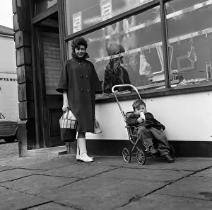Out shopping in a Bury street is Elsie Tanner (Pat Phoenix Out shopping in a Bury street is Elsie Tanner (Pat Phoenix