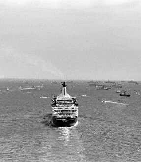Images Dated 27th June 1977: Silver Jubilee Navy Review June 1977 The Cunard Cruise Liner QE2 sailing
