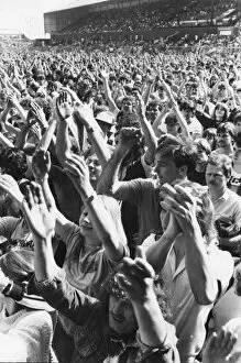 Images Dated 5th July 1984: Singer Bob Dylan in concert at St Jamess Park, Newcastle 5 July 1984 - the crowd