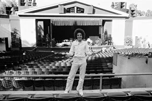 Images Dated 26th July 1977: Singer Leo Sayer at the Greek Theatre, Los Angeles, California. 26th July 1977