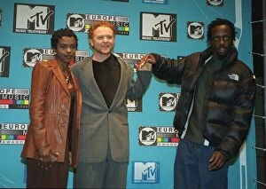 Images Dated 14th November 1996: Singer Mick Hucknall Singer with two Members from The Fugees Lauryn Hill