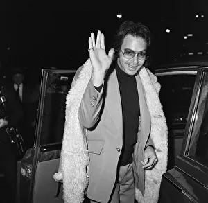 Singer Neil Diamond arrives at Heathrow airport to appear in the Shirley Bassey Christmas Singer Neil Diamond arrives at Heathrow airport to appear in the Shirley Bassey Christmas