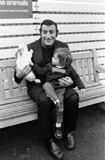 Images Dated 14th January 1972: Singer Tony Bennett with his daughter Joanna at London Zoo. 14th January 1972