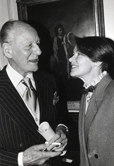 SIR JOHN GIELGUD AND GLENDA JACKSON AFTER SHE WON ACTRESS OF THE YEAR AWARD. 15/1/1985 SIR JOHN GIELGUD AND GLENDA JACKSON AFTER SHE WON ACTRESS OF THE YEAR AWARD. 15/1/1985
