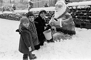 Images Dated 8th January 1986: Skelmanthorpe First School pupils admire a snow sculpture of Father Christmas by Karen