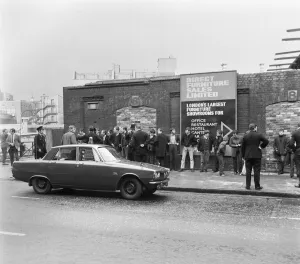 Images Dated 4th April 1970: Skinheads clash in Farringdon Road, London. Twenty to thirty youths were chased