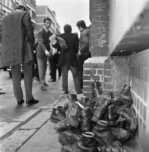 Images Dated 4th April 1970: Skinheads clash in Farringdon Road, London. Twenty to thirty youths were chased