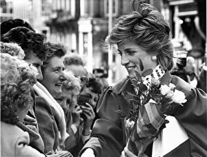 Images Dated 22nd May 1986: Smiles and flowers greet HRH The Princess of Wales, Princess Diana in Moseley Street