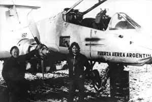 SMILING FALKLAND ISLANDERS WITH A DAMAGED ARGENTINE FMA IA PUCARA GROUND ATTACK AIRCRAFT SMILING FALKLAND ISLANDERS WITH A DAMAGED ARGENTINE FMA IA PUCARA GROUND ATTACK AIRCRAFT
