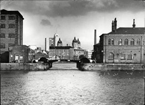 Images Dated 15th December 1970: Before the snow came - The city centre skyline from Humber Dock