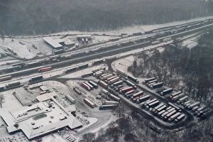Images Dated 6th December 1995: Snow hits the south as motorists and lorry drivers abandoned their vehicles on the M25