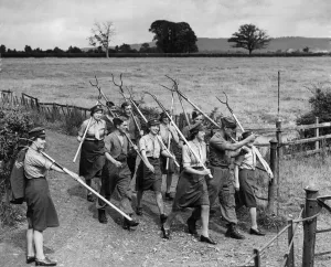 01478 Gallery: Soldiers and girls of Auxiliary territorial Service (ATS