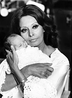 Images Dated 25th August 1980: Sophia Loren actress holding baby to recreate the birth of her first child Carlo for a