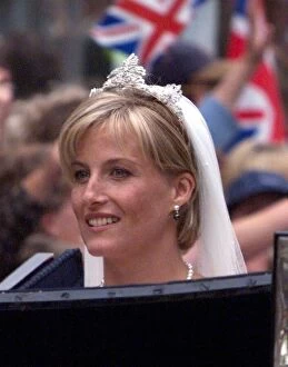Images Dated 19th June 1999: Sophie Rhys Jones pictured in carriage after her wedding to Prince Edward June