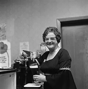 Images Dated 1st January 1976: South Bank landlady of Cleveland retires. 1976