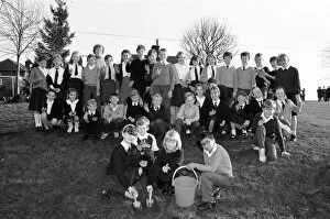 Images Dated 27th November 1991: South Crosland CE Junior School Netherton plating bulbs on the corner of Moor Lane