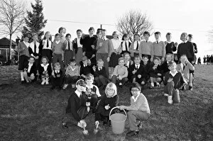 Images Dated 27th November 1991: South Crosland CE Junior School Netherton plating bulbs on the corner of Moor Lane