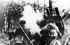Soviet heavy guns in action the battle against the German Army during the Second World Soviet heavy guns in action the battle against the German Army during the Second World