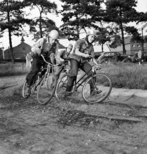 Speedway Gallery: Sport cycle speedway. August 1953 D5418