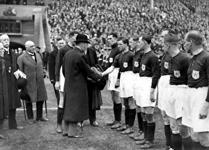 Sport - Fooball - Arsenal - King George V is introduced to the Arsenal team by captain Sport - Fooball - Arsenal - King George V is introduced to the Arsenal team by captain