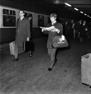 Sport Football: Everton football team arrive at Euston for the match against West Ham Sport Football: Everton football team arrive at Euston for the match against West Ham