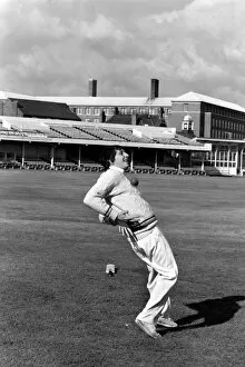 Images Dated 13th April 1977: Sport. Unusual. Humour. Cricketer Derek Randall. Derek Randall