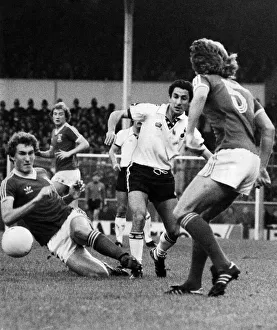 Spurs v Ipswich. Osvaldo Ardiles out joxes the Ipswich players. December 1978 P011176 Spurs v Ipswich. Osvaldo Ardiles out joxes the Ipswich players. December 1978 P011176