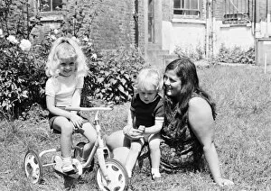 Images Dated 20th June 1970: Stefan and Samantha Gates, Child models, pictured with their mother, Jean Gates