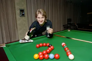 Images Dated 13th January 1990: Stephen Hendry celebrating his 21st birthday. 13th January 1990