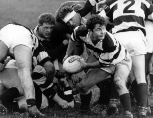 Images Dated 30th October 1990: Stratfords Paddy Manning passes. 30th October 1990
