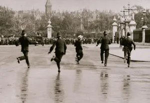 Suffragettes Raid Buckingham Palace London May 1914 Suffragettes try to present a Suffragettes Raid Buckingham Palace London May 1914 Suffragettes try to present a
