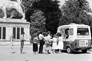 Images Dated 1st June 1985: Summer Pics, Forbury Gardens, Public Park, Reading, Berkshire, June 1985