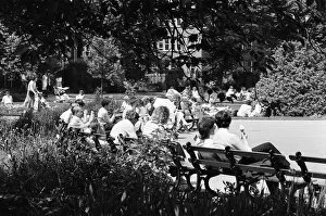 Images Dated 1st June 1985: Summer Pics, Forbury Gardens, Public Park, Reading, Berkshire, June 1985