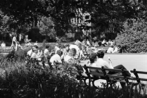 Images Dated 1st June 1985: Summer Pics, Forbury Gardens, Public Park, Reading, Berkshire, June 1985