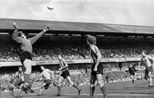 Images Dated 28th August 1976: Sunderland v Arsenal league match at Roker Park August 1976