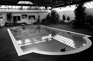 Images Dated 25th July 1975: Swimming pool at home of Rod Stewart in Windsor 1975