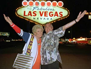 Images Dated 21st September 1997: Bill Tarmey and Liz Dawn during film break Las Vegas 1997 Bill