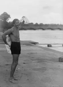Tarzan swimming in London Serpentine. Lex Barker, 31 Tarzan swimming in London Serpentine. Lex Barker, 31