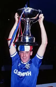 Images Dated 26th October 1986: Ted McMinn with League Cup trophy on head October 1986