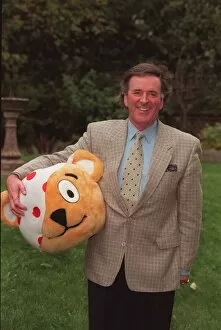Images Dated 27th October 1995: TERRY WOGAN WITH THE HEAD OF PUDSEY BEAR - PROMOTING THE BBC CHARITY EVENT CHILDREN IN